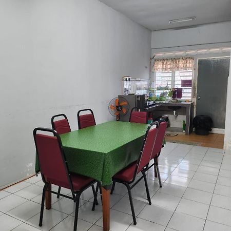 Taufiq 34 Klia Sepang With 3 Airconds & Free Wi-Fi Villa Banting  Eksteriør billede