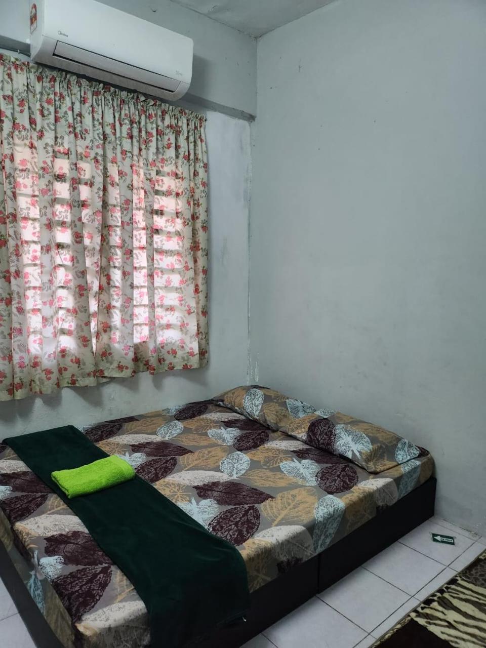 Taufiq 34 Klia Sepang With 3 Airconds & Free Wi-Fi Villa Banting  Eksteriør billede
