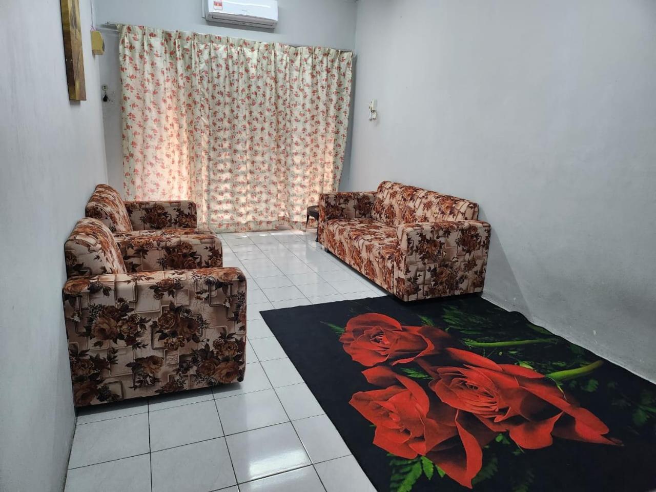Taufiq 34 Klia Sepang With 3 Airconds & Free Wi-Fi Villa Banting  Eksteriør billede